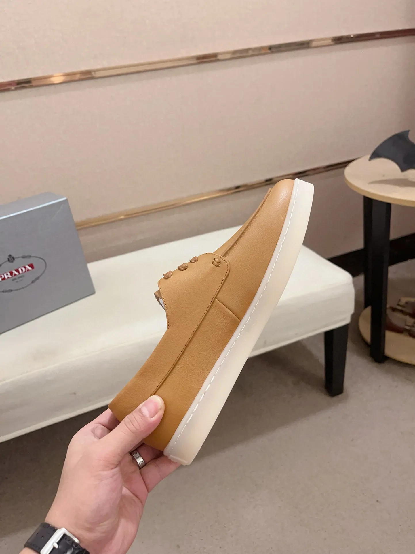Men's shoes 💰 540💰 ✔️✔️✔️Higher version High-quality new PRADA (Prada) counters are launched at the same time. The new men's shoes and 😘 fabrics are made of high-tech glue-making technology. Lining: Full cowhide lining. 👍🏿 High-end ☄️ air-cushion molded anti-slip rubber outsole, exquisite lines, simple and elegant, comfortable and high-end for leisure travel. Code number: 38 to 44 (45 can be customized and cannot be returned or exchanged)